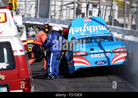 Loudon, NH USA. 27. Sep, 2015. Sprint-Cup-Serie-Fahrers Aric Almirola (43) kommt zum Stillstand außerhalb Zug 2 während des NASCAR Sprint Cup Series Sylvania 300-Rennens statt auf dem New Hampshire Motor Speedway, in Loudon, New Hampshire. Sprint-Cup-Serie-Fahrers Matt Kenseth (20) beendete das Rennen auf Platz 1. Eric Canha/CSM/Alamy Live-Nachrichten Stockfoto