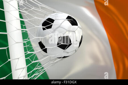 Irland Flagge und Soccer Ball, Fußball im Tor Netto Stockfoto