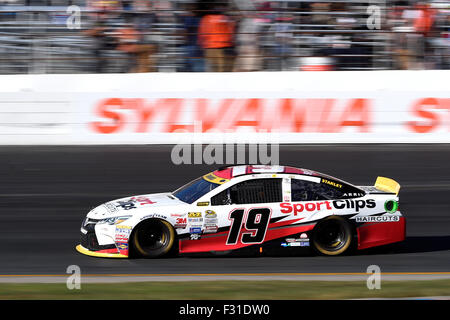 Loudon, NH USA. 27. Sep, 2015. Sprint-Cup-Serie-Fahrers Carl Edwards (19) fährt im Rennen NASCAR Sprint Cup Series Sylvania 300 auf dem New Hampshire Motor Speedway, in Loudon, New Hampshire. Sprint-Cup-Serie-Fahrers Matt Kenseth (20) beendete das Rennen auf Platz 1. Eric Canha/CSM/Alamy Live-Nachrichten Stockfoto