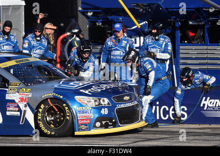 Loudon, NH USA. 27. Sep, 2015. Sprint Cup Series Fahrer Jimmie Johnson (48) bekommt Reifen verändert während der Rennen der NASCAR Sprint Cup Series Sylvania 300 auf dem New Hampshire Motor Speedway, in Loudon, New Hampshire. Sprint-Cup-Serie-Fahrers Matt Kenseth (20) beendete das Rennen auf Platz 1. Eric Canha/CSM/Alamy Live-Nachrichten Stockfoto
