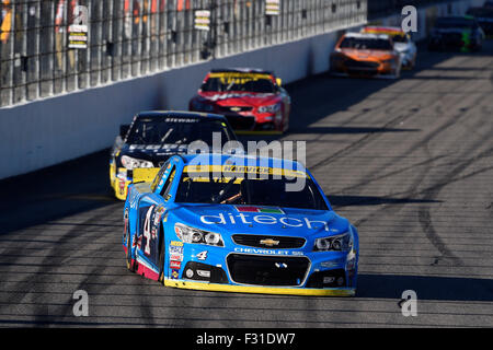 Loudon, NH USA. 27. Sep, 2015. Sprint Cup Series Fahrer Kevin Harvick (4) Köpfe in Kurve 1 während des NASCAR Sprint Cup Series Sylvania 300-Rennens statt auf dem New Hampshire Motor Speedway, in Loudon, New Hampshire. Sprint-Cup-Serie-Fahrers Matt Kenseth (20) beendete das Rennen auf Platz 1. Eric Canha/CSM/Alamy Live-Nachrichten Stockfoto