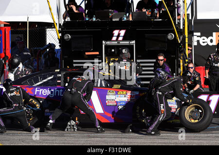 Loudon, NH USA. 27. Sep, 2015. Sprint Cup Series Treiber Denny Hamlin (11) Gruben während der Rennen der NASCAR Sprint Cup Series Sylvania 300 statt auf dem New Hampshire Motor Speedway, in Loudon, New Hampshire. Sprint-Cup-Serie-Fahrers Matt Kenseth (20) beendete das Rennen auf Platz 1. Eric Canha/CSM/Alamy Live-Nachrichten Stockfoto