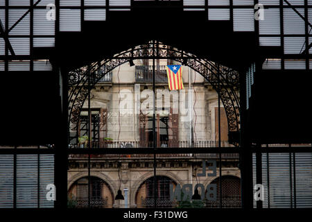 Barcelona, Spanien. 27. Sep, 2015. Ein Estelada (katalanische Unabhängigkeit Flag) wird durch geboren Kulturzentrum in Barcelona am 27. September 2015 gesehen. Stockfoto