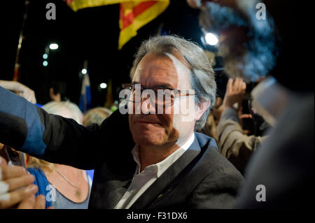 Barcelona, Spanien. 27. Sep, 2015. Katalanische Präsident ARTUR MAS Junts PEL Si Partei (gemeinsam für Ja) feiert den Sieg bei den Parlamentswahlen Katalanisch in Barcelona am 27. September 2015. Pro-Unabhängigkeit-Parteien in der spanischen Region Katalonien haben eine absolute Mehrheit bei den regionalen Wahlen gewonnen. Bildnachweis: Jordi Boixareu/Alamy Live-Nachrichten Stockfoto