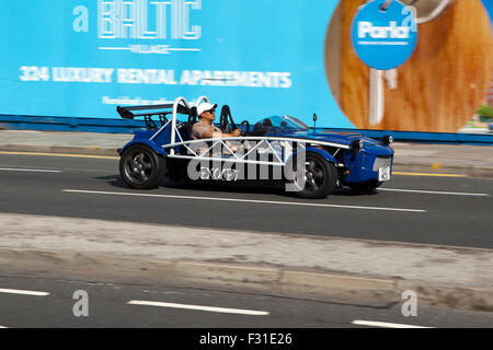 Eine verschwommene Bewegung Exocet Kit Auto an Geschwindigkeit, Autos Seitenansicht Straße verwischen; motion blur auf 'The Strand' bei Liverpool, Liverpool, Merseyside, UK Stockfoto