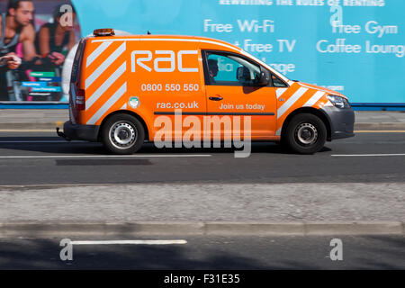 Ein Volkswagen Caddy RAC Aufschlüsselung Van, mit Geschwindigkeit Bewegungsunschärfe auf 'The Strand' bei Liverpool, Liverpool, Merseyside, UK Stockfoto