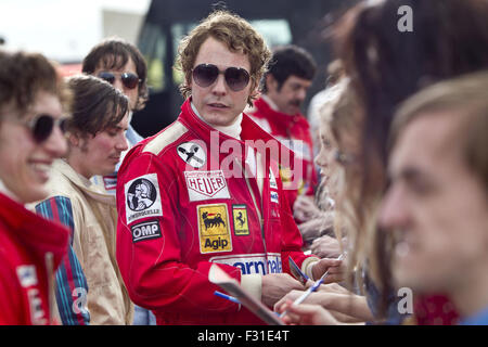 Rush ist ein 2013 biographischen Drama Sportfilm zentriert auf die Rivalität zwischen Formel1-Fahrer James Hunt und Niki Lauda 1976 Formel1 Motorsport-Saison.  Dieses Foto ist nur zu redaktionellen Zwecken und unterliegen dem Copyright von der Filmgesellschaft und/oder der Fotograf von dem Film oder der Firma zugeordnet und kann nur durch Veröffentlichungen im Zusammenhang mit der Förderung der oben genannten Film reproduziert werden. Eine obligatorische Gutschrift auf die Filmgesellschaft ist erforderlich. Der Fotograf sollte auch angerechnet werden, wenn bekannt. Stockfoto