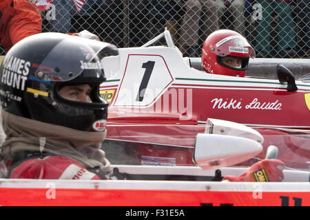 Rush ist ein 2013 biographischen Drama Sportfilm zentriert auf die Rivalität zwischen Formel1-Fahrer James Hunt und Niki Lauda 1976 Formel1 Motorsport-Saison.  Dieses Foto ist nur zu redaktionellen Zwecken und unterliegen dem Copyright von der Filmgesellschaft und/oder der Fotograf von dem Film oder der Firma zugeordnet und kann nur durch Veröffentlichungen im Zusammenhang mit der Förderung der oben genannten Film reproduziert werden. Eine obligatorische Gutschrift auf die Filmgesellschaft ist erforderlich. Der Fotograf sollte auch angerechnet werden, wenn bekannt. Stockfoto