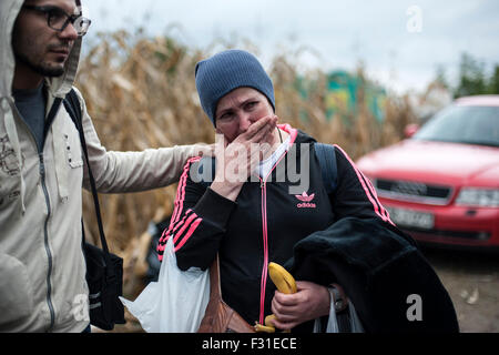 Bapska, Kroatien. 23. Sep, 2015. Eine emotionale Frau warten, um die Grenze zu Kroatien. In Europa kommen immer mehr Flüchtlinge, die Asyl suchen. © Ivan Romano/Pacific Press/Alamy Live-Nachrichten Stockfoto