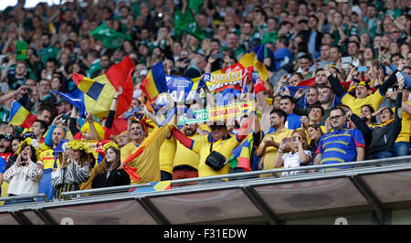 London, UK. 27. Sep, 2015. Rugby World Cup. Irland gegen Rumänien. Rumänischen Fans genießen die Atmosphäre während des Spiels © Action Plus Sport/Alamy Live News Stockfoto