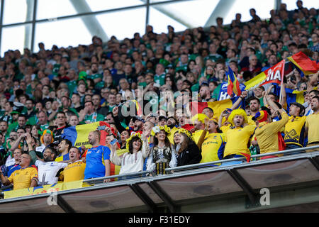 London, UK. 27. Sep, 2015. Rugby World Cup. Irland gegen Rumänien. Rumänischen Fans genießen die Atmosphäre während des Spiels © Action Plus Sport/Alamy Live News Stockfoto