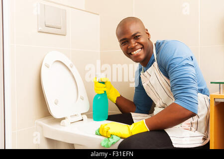 Portrait des afrikanischen glücklich Reinigung Toilette Stockfoto
