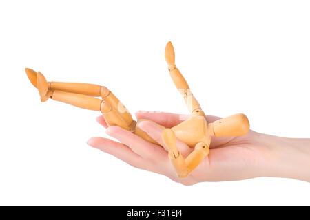 Wooden dummy fallen in Frauenhand isoliert auf weiss mit Beschneidungspfad Stockfoto