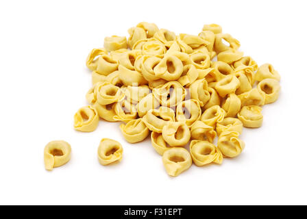 Tortellini Nudeln auf weißem Hintergrund Stockfoto