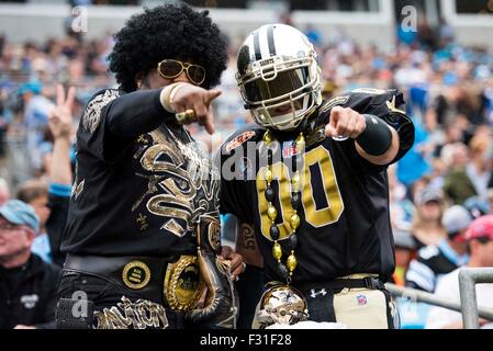 New Orleans Saints Fans während der NFL Football-Spiel zwischen den New Orleans Saints und die Carolina Panthers am Sonntag, Sept. 27, 2015 in Charlotte, North Carolina. Jacob Kupferman/CSM Stockfoto