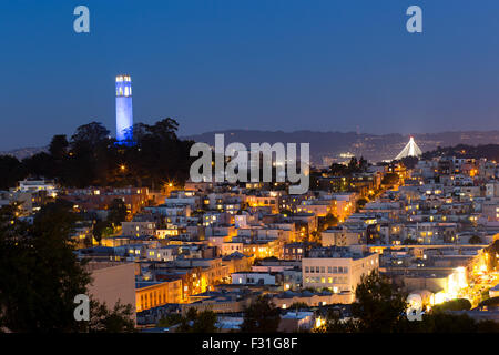 Coit Tower und Häuser auf Telegraph Hill in San Francisco bei Nacht Stockfoto