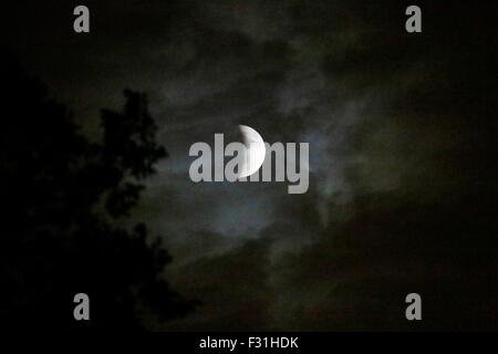 Oak Park, IL, USA. 27. September 2015. Ein trüber Start wich eine klare Sicht der Totalität während heutige Mondfinsternis in diesem westlichen Vorort von Chicago, Illinois. Stockfoto