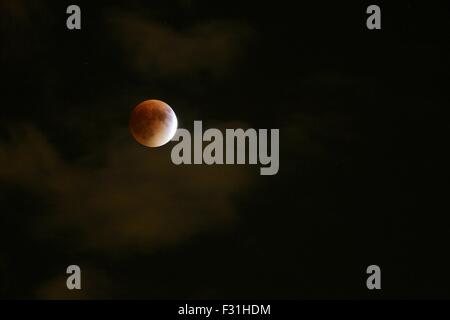 Oak Park, IL, USA. 27. September 2015. Ein trüber Start wich eine klare Sicht der Totalität während heutige Mondfinsternis in diesem westlichen Vorort von Chicago, Illinois. Stockfoto