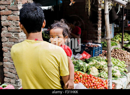 ein Mann mit seiner Tochter in der Straße Gemüseladen in Hetauda, Nepal Stockfoto
