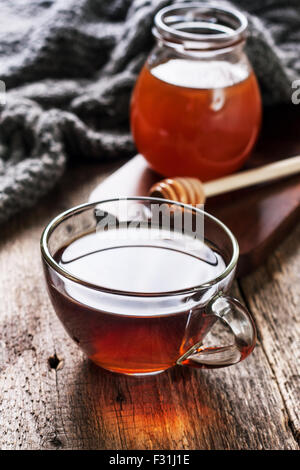 Tasse heißen Tee im Glas, Glas Honig, Honig-Wagen auf den alten hölzernen Hintergrund (Blackstyle) Stockfoto