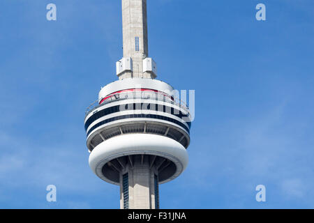 Leute, die den Rand Fuß auf den CN Tower in Toronto, Ontario, Kanada Stockfoto