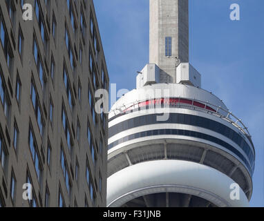 Menschen, die den Edgeqalk auf dem CN Tower in Toronto, Ontario, Kanada, machen Stockfoto