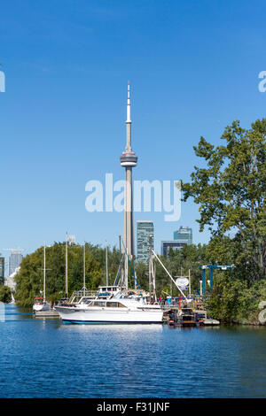 Toronto Skyline Blick auf den CN Tower von Toronto Inseln im Lake Ontario in Kanada Stockfoto