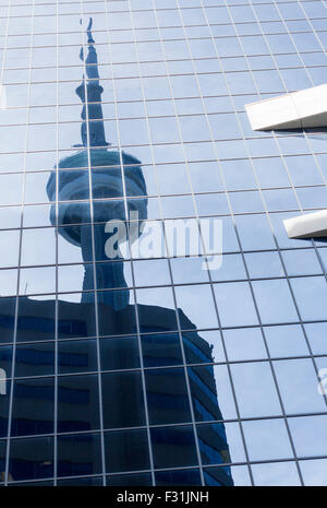 CN Tower spiegelt sich in einem Glas Gebäude in Toronto, Ontario, Kanada Stockfoto