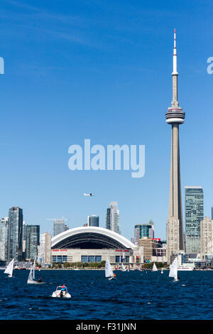 Toronto City Skyline Roger Centre und CN Tower entlang Lake Ontario in Kanada Stockfoto