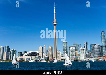 Skyline von Toronto mit Rogers Centre und CN Tower entlang Lake Ontario in Kanada Stockfoto