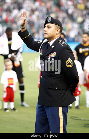 Carson, CA. 27 Sep 2015. US-Armee Personal Welle der Menge vor dem MLS-Spiel zwischen den Los Angeles Galaxy und der FC Dallas Stubhub Center in Carson, CA. Justin Cooper/CSM/Alamy Live News Stockfoto