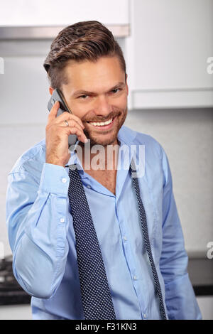 fröhlichen jungen Mann am Telefon sprechen Stockfoto