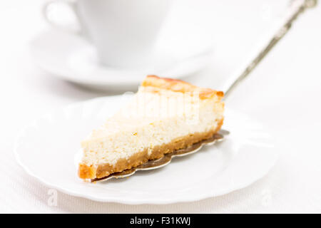 Süße Rezept oder Dessert Menühintergrund. Keil Käsekuchen auf Silber Spachtel Stockfoto