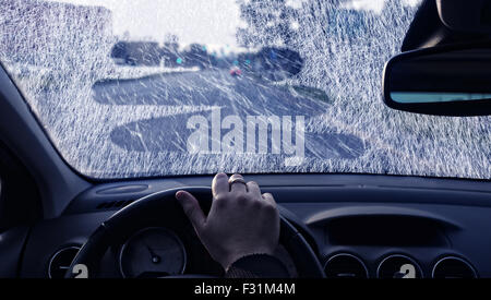 Schlechten Sichtverhältnissen an einem Wintertag im Auto Stockfoto