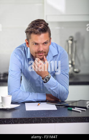 Junge Unternehmer entwirft einen Plan, in den Morgen zu Hause Stockfoto