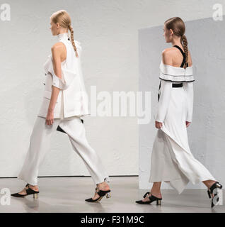 New York, NY - 16. September 2015: Modelle Spaziergang dem Laufsteg bei der Modenschau von Proenza Schouler während der Frühjahr Sommer 2016 neu Stockfoto