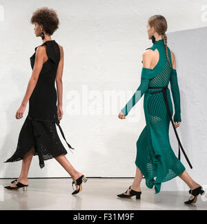 New York, NY - 16. September 2015: Modelle Spaziergang dem Laufsteg bei der Modenschau von Proenza Schouler während der Frühjahr Sommer 2016 neu Stockfoto