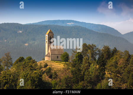 Hügel-Kirche in Südtirol, Italien Stockfoto