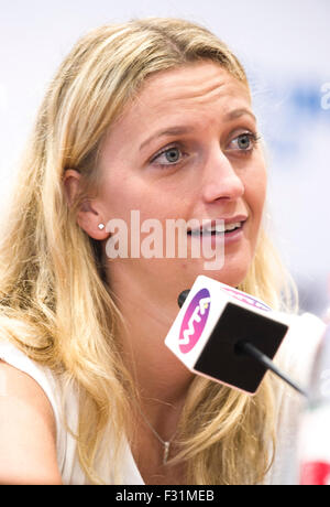 (150928)--WUHAN, Sept. 28, 2015(Xinhua)--Petra Kvitova Tschechien besucht eine Pressekonferenz vor der 2015 WTA Wuhan Open Tennis Turnier Match bei der Gerichtshof von Optics Valley International Tennis Center in Wuhan, der Hauptstadt der Provinz Hubei Zentral-China am 28. September 2015. (Xinhua/Xiao Yijiu) Stockfoto