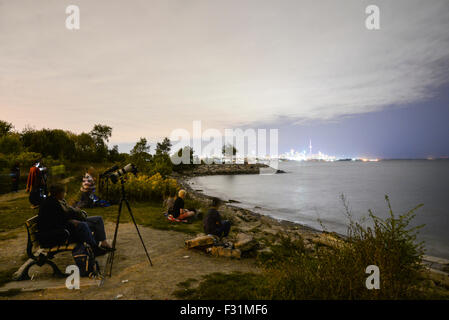 Toronto, Kanada. 27. September 2015. Menschen warten Supermoon Sonnenfinsternis am Humber Bay Park East in Toronto, Kanada. Bildnachweis: NISARGMEDIA/Alamy Live-Nachrichten Stockfoto