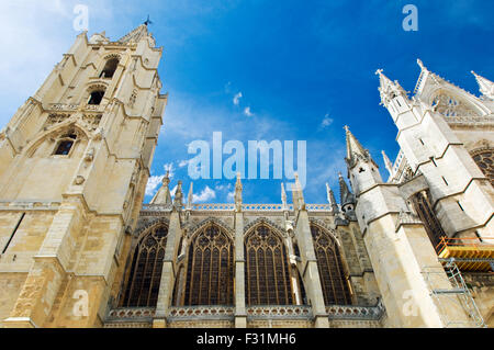Detail des Rechts, Süden, Seite der Kathedrale Santa María de León, auch genannt The House of Light oder Pulchra Leonina Stockfoto