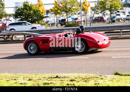 Ein Jahrgang 1953 Jaguar C-Type Replikat Sport Auto Cabrio Reisen entlang der Kingsway West Schnellstraße in Dundee, Großbritannien Stockfoto