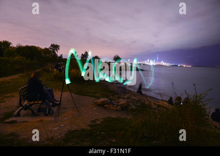 Toronto, Kanada. 27. September 2015. Menschen warten Supermoon Sonnenfinsternis am Humber Bay Park East in Toronto, Kanada. Bildnachweis: NISARGMEDIA/Alamy Live-Nachrichten Stockfoto