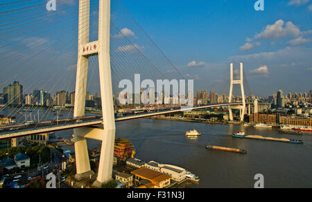 Shanghai. 19. Sep, 2015. Eine Luftaufnahme mit einer unbemannten am 19. September 2015 genommen zeigt die Nanpu-Brücke über den Huangpu River in Shanghai, Ost-China. © Niu Yixin/Xinhua/Alamy Live-Nachrichten Stockfoto