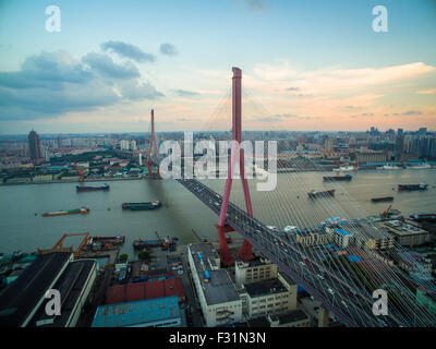 Shanghai. 19. Sep, 2015. Eine Luftaufnahme mit einer unbemannten am 19. September 2015 genommen zeigt die Yangpu-Brücke über den Huangpu River in Shanghai, Ost-China. © Cheng Xugang/Xinhua/Alamy Live-Nachrichten Stockfoto