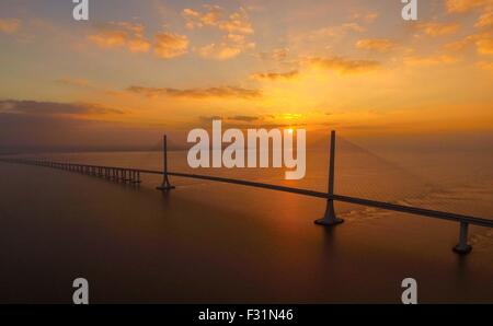 Shanghai. 27. Sep, 2015. Eine Luftaufnahme mit einer unbemannten am 27. September 2015 genommen zeigt der Yangtze River Bridge über den Jangtse-Fluss in Shanghai, Ost-China. © Li Jun/Xinhua/Alamy Live-Nachrichten Stockfoto