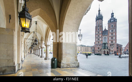 Die Tuchhallen und die Basilika St. Maria in Krakau. Stockfoto