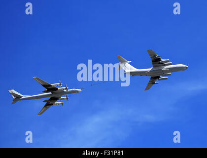 Betankung des russischen strategischen Bomber Tu-95 von der il-78-tanker Stockfoto