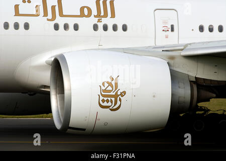 General Electric GE90-Jet-Engine auf einem Emirates Boeing 777 (A6-EBO) am Flughafen Birmingham, UK Stockfoto