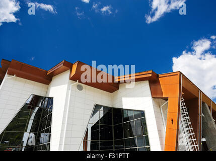 Große Gebäude mit weißen Wänden und großen Fenstern High-Tech-Stil Stockfoto